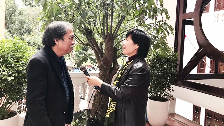 Nhà thơ Nguyễn Quang Thiều trả lời phỏng vấn.