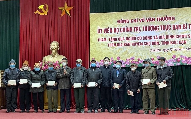 Đồng chí Võ Văn Thưởng tặng quà cho các gia đình chính sách tại huyện Chợ Đồn. 
