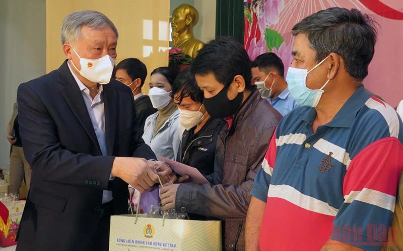 Đồng chí Nguyễn Hòa Bình trao quà cho đoàn viên, công nhân lao động gặp khó khăn do ảnh hưởng đại dịch Covid-19 tại Phú Yên. 