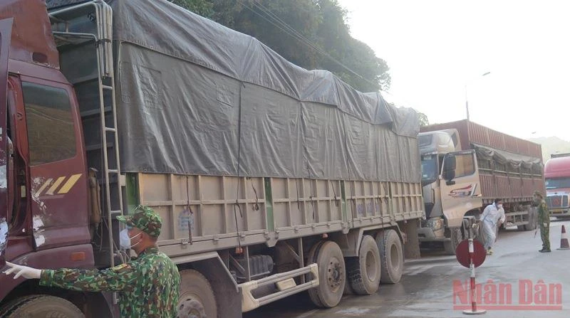 Xe chở hàng nông sản vẫn đang ùn ứ ở cửa khẩu Tân Thanh, Văn Lãng (Lạng Sơn).