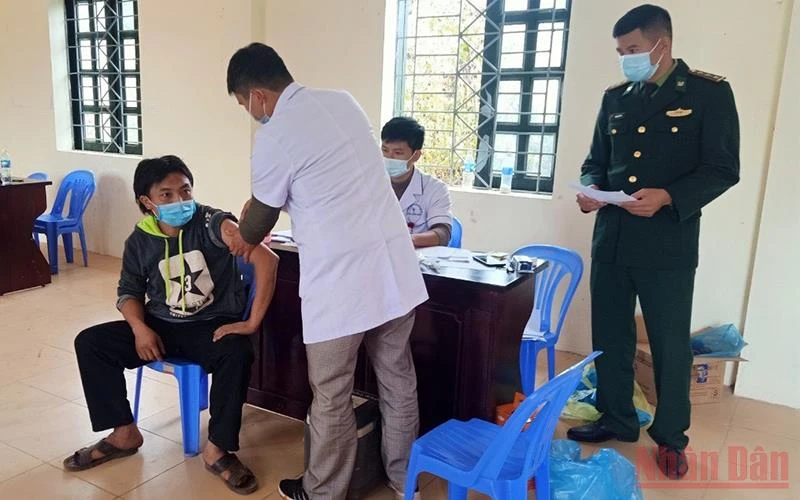 Thành viên tổ công tác huyện Nậm Pồ hỗ trợ tiêm vaccine phòng Covid-19 cho người dân bản Huổi Thủng 1, xã Na Cô Sa.