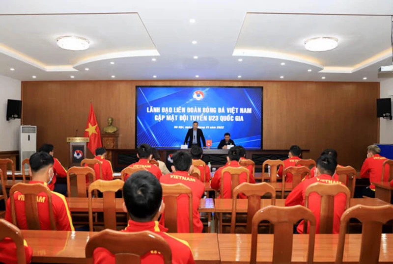 Lãnh đạo Liên đoàn Bóng đá Việt Nam có buổi gặp mặt cùng đội tuyển U23 quốc gia. (Ảnh: VFF)