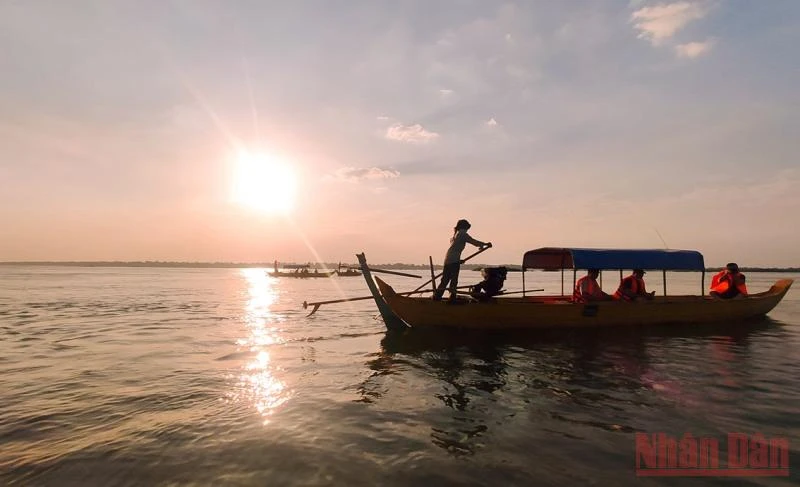 Khách nước ngoài thăm vịnh Cá heo trên sông Mekong, tỉnh Kratie, ngày đầu tiên năm mới 2022 (Ảnh: Nguyễn Hiệp)