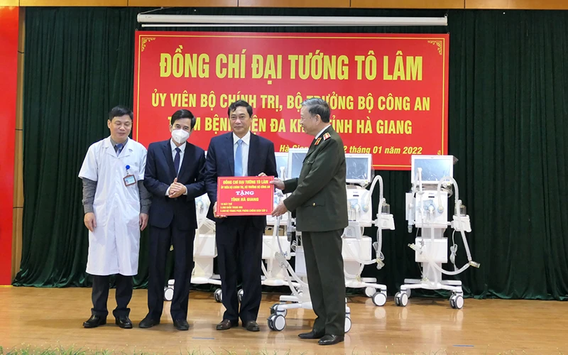 Đại tướng Tô Lâm tặng 10 máy thở cho Bệnh viện Đa khoa Hà Giang.