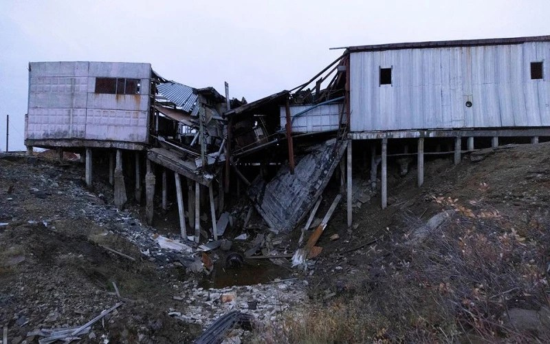Một tòa nhà công nghiệp ở Cộng hòa Sakha (Yakutia), LB Nga bị phá hủy khi lớp băng vĩnh cửu dưới móng tòa nhà tan chảy. (Ảnh: Reuters)