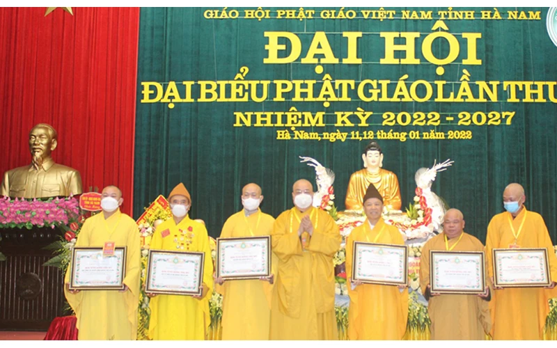 Các tập thể có nhiều công đức đối với đạo pháp dân tộc được Trung ương Giáo hội Phật giáo Việt Nam trao tặng Bằng tuyên dương công đức.