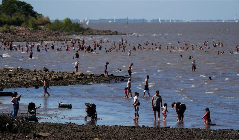 Người dân Argentina ra sông Rio de la Plata để tránh nắng nóng ngày 9/1. Ảnh: Reuters.