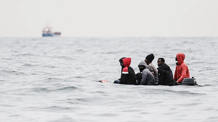 Một nhóm người di cư vượt biển bằng xuồng thô sơ. Ảnh: AFP