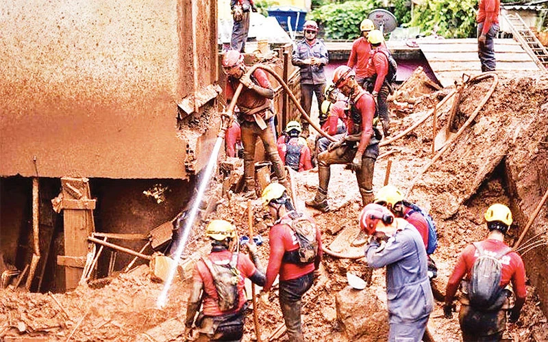 Cứu hộ nạn nhân lũ lụt và lở đất ở bang Minas Gerais. 
