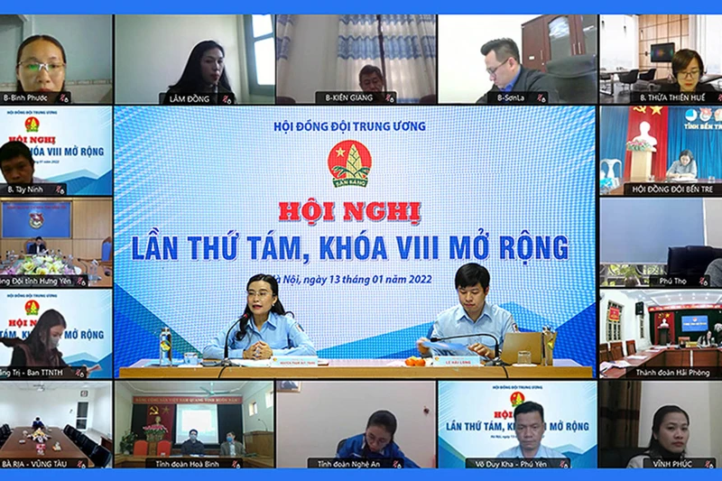 Hội nghị diễn ra dưới sự điều hành của Bí thư Trung ương Đoàn, Chủ tịch Hội đồng Đội Trung ương Nguyễn Phạm Duy Trang (bên trái, màn hình chính trong ảnh). 
