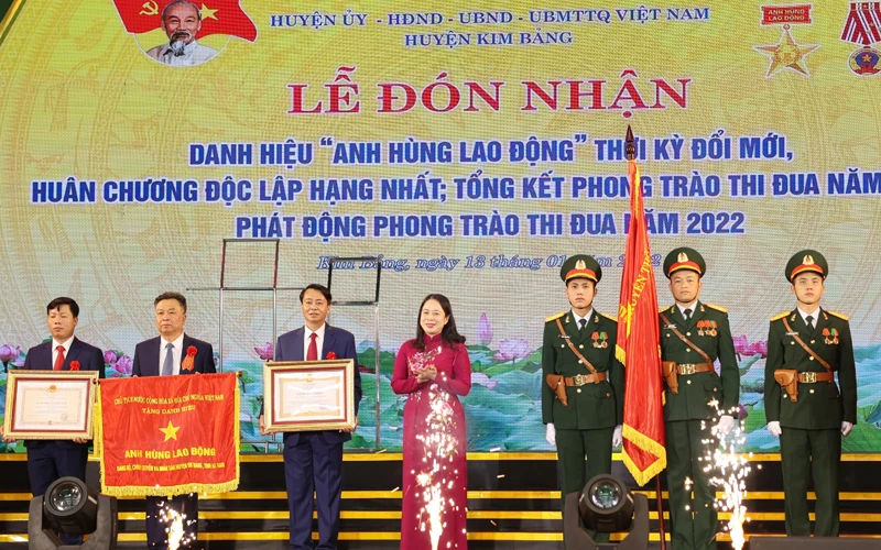 Phó Chủ tịch nước Võ Thị Ánh Xuân trao tặng danh hiệu Anh hùng Lao động thời kỳ đổi mới; Huân chương Độc lập hạng Nhất cho Đảng bộ, chính quyền và nhân dân huyện Kim Bảng.