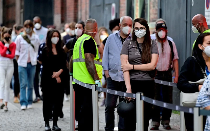 Người dân xếp hàng để vaccine trước Trung tâm tiêm chủng Arena Treptow ở Berlin, Đức, ngày 9/8/2021. (Ảnh: REUTERS)