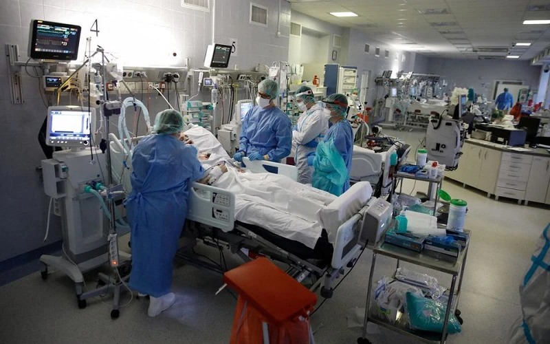 Điều trị bệnh nhân Covid-19 tại một bệnh viên ở thủ đô Warsaw, Ba Lan, 11/1/2022. (Ảnh: Reuters)