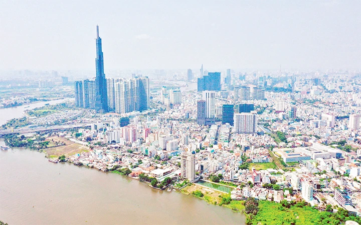 Thành phố đề ra nhiều giải pháp để phục hồi và phát triển kinh tế-xã hội trong năm 2022. Trong ảnh: Một góc thành phố nhìn từ trên cao.