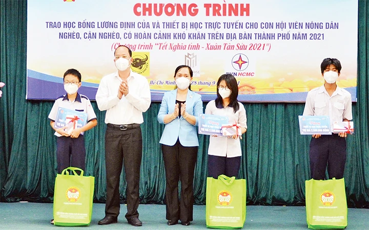 Hội Nông dân thành phố Hồ Chí Minh trao học bổng Lương Định Của và thiết bị học trực tuyến cho con hội viên nông dân.