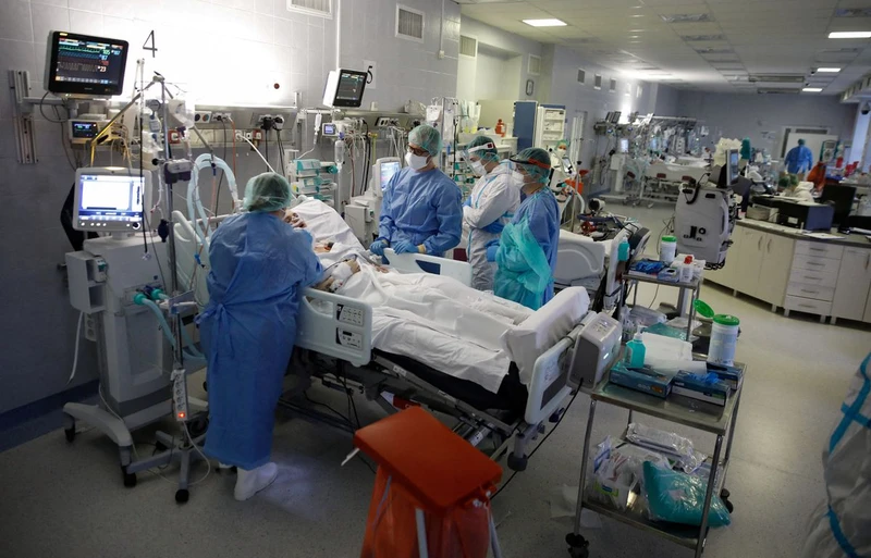 Các nhân viên y tế điều trị cho bệnh nhân Covid-19 ở Ba Lan, ngày 11/1. Ảnh: Reuters.