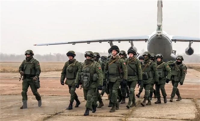 Binh sĩ Belarus thuộc lực lượng Tổ chức Hiệp ước An ninh tập thể (CSTO) tới Kazakhstan, ngày 8/1/2022. (Ảnh: AFP/TTXVN)
