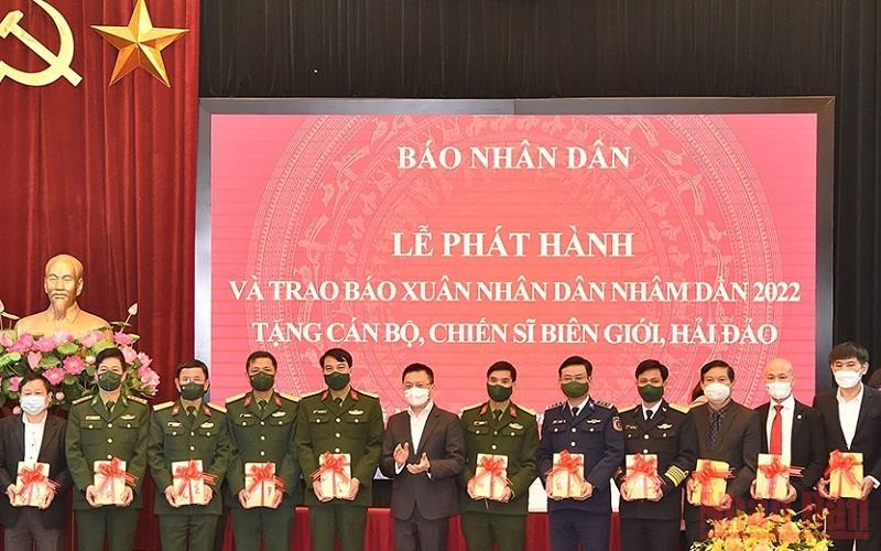 Tổng Biên tập Báo Nhân Dân Lê Quốc Minh trao tặng sách quý của Tổng Bí thư Nguyễn Phú Trọng cho đại diện các đơn vị. (Ảnh: THỦY NGUYÊN)