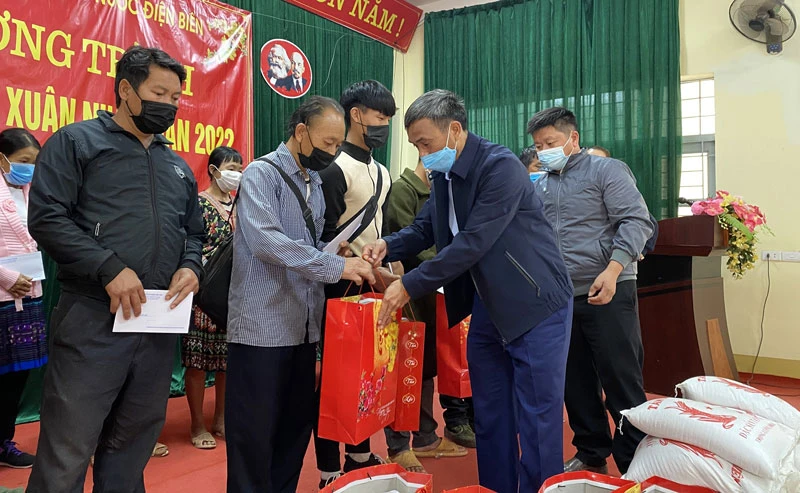Ông Nguyễn Lệ Quế, Chủ tịch Hội đồng quản trị Công ty cổ phần cấp nước Điện Biên, trao quà Tết tặng hộ nghèo xã Nậm Tin, huyện Nậm Pồ.