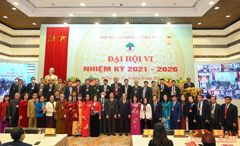 Ban Chấp hành Hội Người cao tuổi Việt Nam tại điểm cầu Hà Nội ra mắt Đại hội. (Ảnh: DUY LINH)