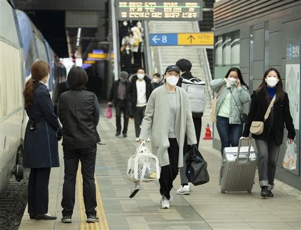 Người dân đeo khẩu trang phòng lây nhiễm Covid-19 tại nhà ga ở Seoul (Hàn Quốc). (Ảnh: THX/TTXVN)