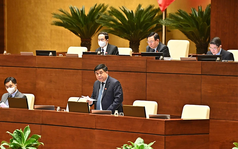 Bộ trưởng Kế hoạch và Đầu tư Nguyễn Chí Dũng phát biểu giải trình, làm rõ một số vấn đề về gói hỗ trợ. Ảnh: KHOA LINH