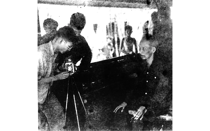 Nghệ sĩ Nhiếp ảnh, đạo diễn Nguyễn Hồng Nghi chụp ảnh Bác Hồ tại chiến khu Việt Bắc, năm 1947. Ảnh tư liệu