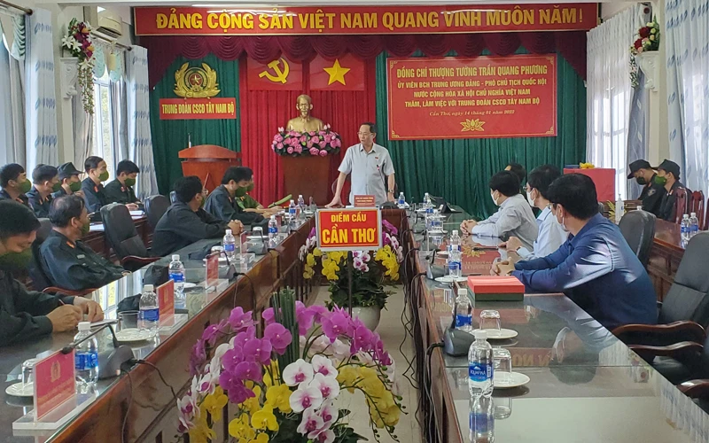 Phó Chủ tịch Quốc hội Trần Quang Phương phát biểu tại buổi gặp mặt Trung đoàn Cảnh sát cơ động Tây Nam Bộ. (ẢNH: THANH TÂM) 