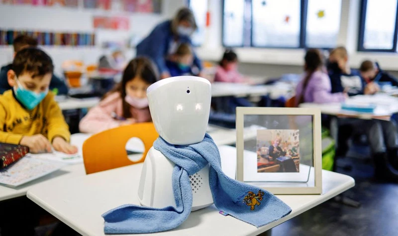 Cậu học sinh Đức Joshua, bảy tuổi, tham dự bài học ở trường thông qua một robot đại diện, ngày 13/1. Ảnh: Reuters.