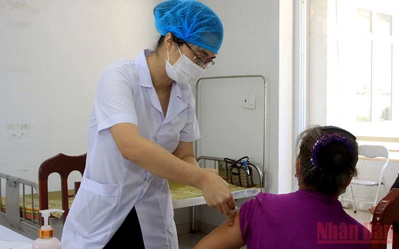 Thái Bình tổ chức tiêm vaccine ngừa Covid-19 cả buổi tối cho người dân.