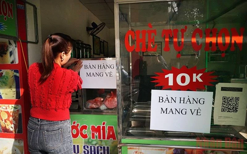 Các cửa hàng ăn uống tại các quận "vùng cam" của Hà Nội tiếp tục chỉ bán hàng mang về.
