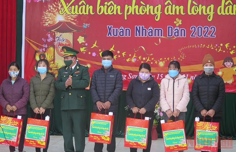 Đại diện lãnh đạo Bộ Chỉ huy Bộ đội Biên phòng tỉnh Lạng Sơn tặng quà cho hộ chính sách, hộ nghèo xã Tú Mịch (Lộc Bình).