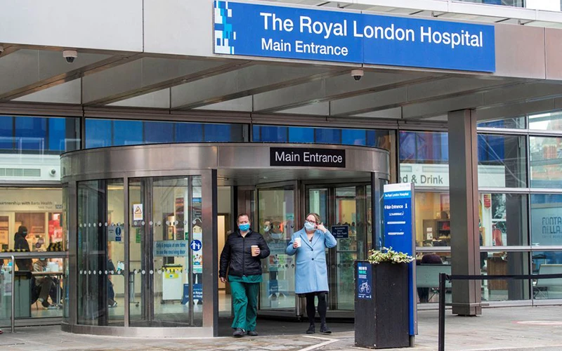 Nhiều bệnh viện tại Anh gặp khó khăn do thiếu nhân lực. Ảnh REUTERS 