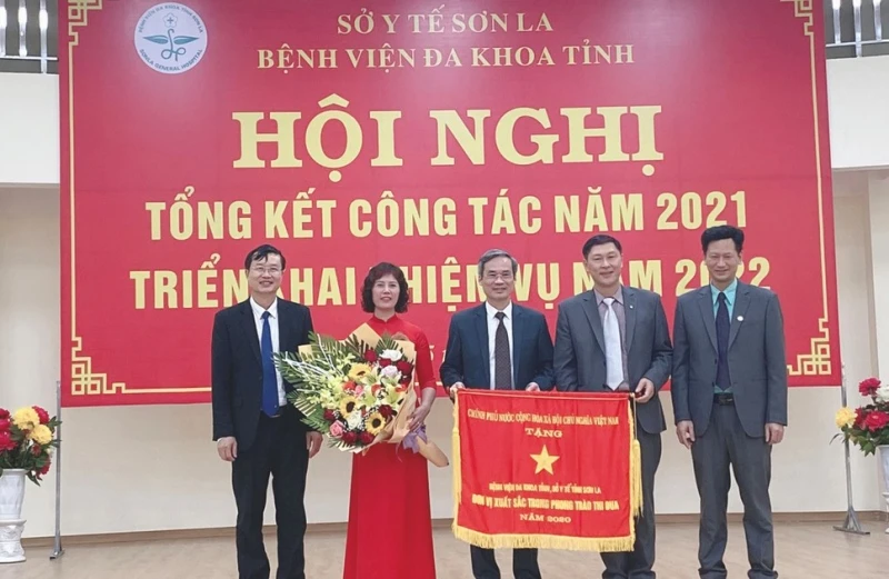 Bệnh viện Đa khoa tỉnh Sơn La đón nhận Cờ thi đua của Thủ tướng Chính phủ.