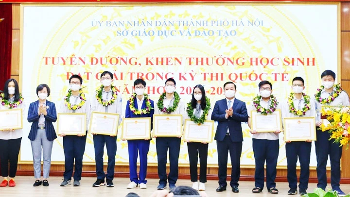Hà Nội tuyên dương, khen thưởng các học sinh đoạt giải