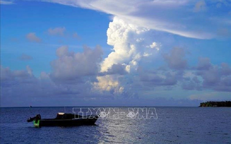 Những đám mây bụi bốc lên trời sau khi núi lửa trên đảo Hunga Ha'apai, quốc đảo Tongo, phun trào, ngày 21/12/2021. (Ảnh: AFP/TTXVN)