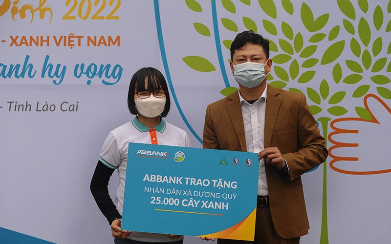Đại diện ABBANK trao tặng cây xanh cho người dân và chính quyền xã Dương Quỳ.