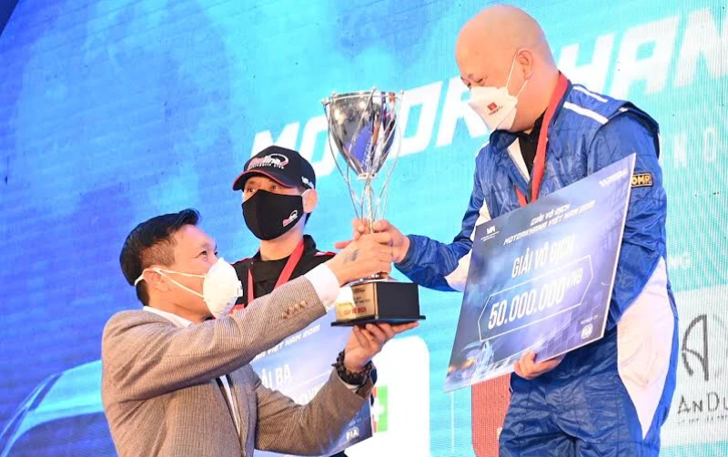 Tay đua Nguyễn Ngọc Trung nhận Cúp vô địch.