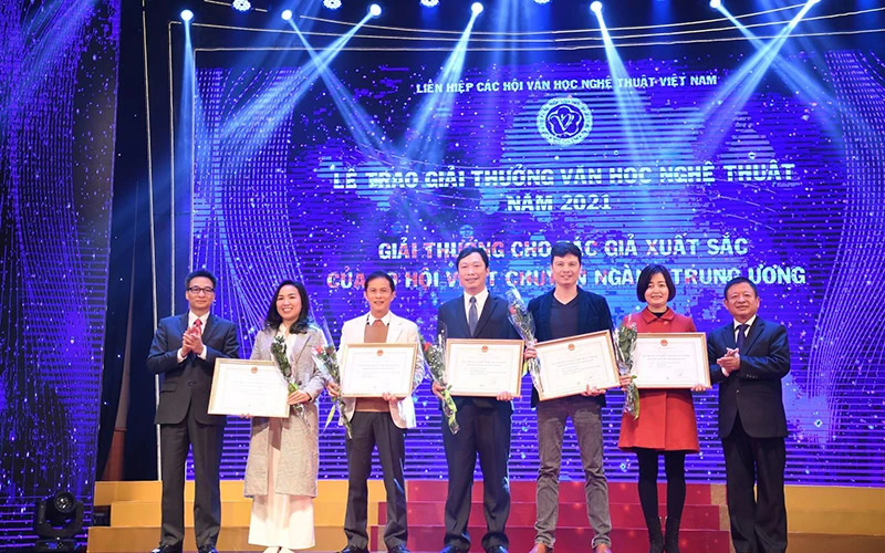Phó Thủ tướng Vũ Đức Đam và nhạc sỹ Đỗ Hồng Quân, Chủ tịch Liên hiệp các Hội Văn học nghệ thuật Việt Nam, trao giải thưởng cho tác giả xuất sắc của Hội Văn học nghệ thuật chuyên ngành Trung ương. Ảnh: TTXVN