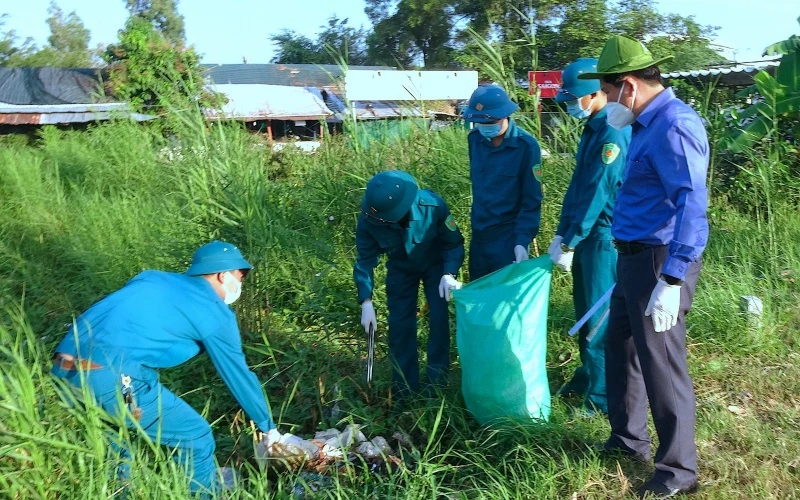 Chính quyền, đoàn thể và nhân dân trên địa bàn TP Cà Mau hưởng ứng dọn vệ sinh môi trường ngay sau lễ phát động.