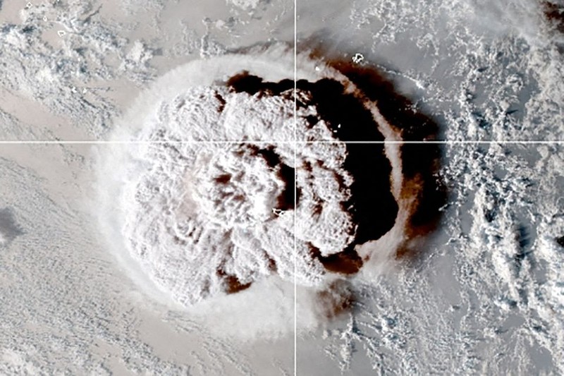 Vụ phun trào của núi lửa dưới nước ngoài khơi Tonga được nhìn thấy trong hình ảnh từ vệ tinh NOAA GOES-West ngày 15/1. Ảnh: CIRA/NOAA.