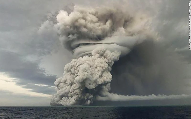 Tro bụi bốc lên sau một vụ phun trào núi lửa tại Nam Thái Bình Dương. (Ảnh: Reuters)
