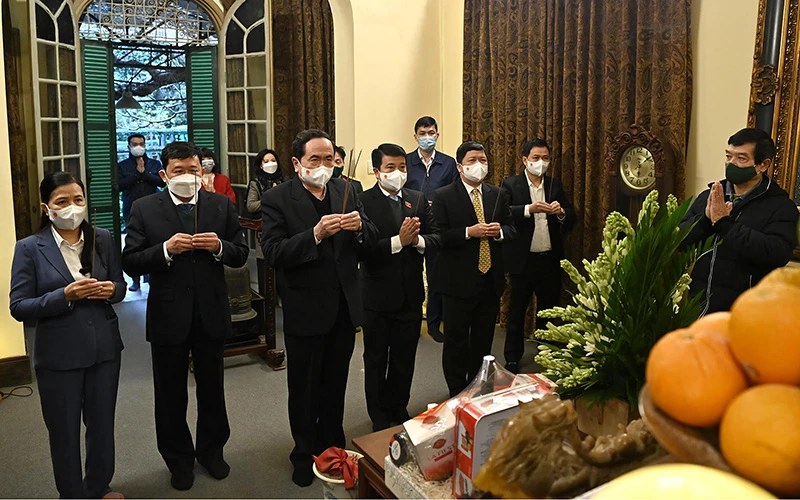 Phó Chủ tịch Thường trực Quốc hội Trần Thanh Mẫn cùng đoàn công tác thắp hương tưởng niệm Đại tướng Võ Nguyên Giáp tại nhà riêng.