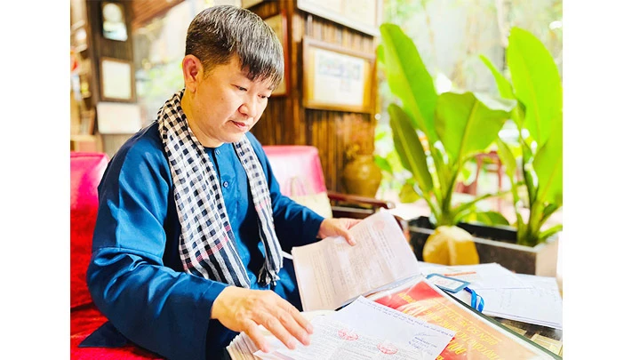 Nhà sưu tầm Huỳnh Minh Hiệp cùng các hiện vật trong bộ sưu tập về mùa dịch tại TP Hồ Chí Minh.