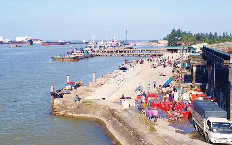 Cảng cá Cửa Tùng (tỉnh Quảng Trị) được nâng cấp thành cảng lớn phục vụ 600 lượt tàu mỗi ngày.