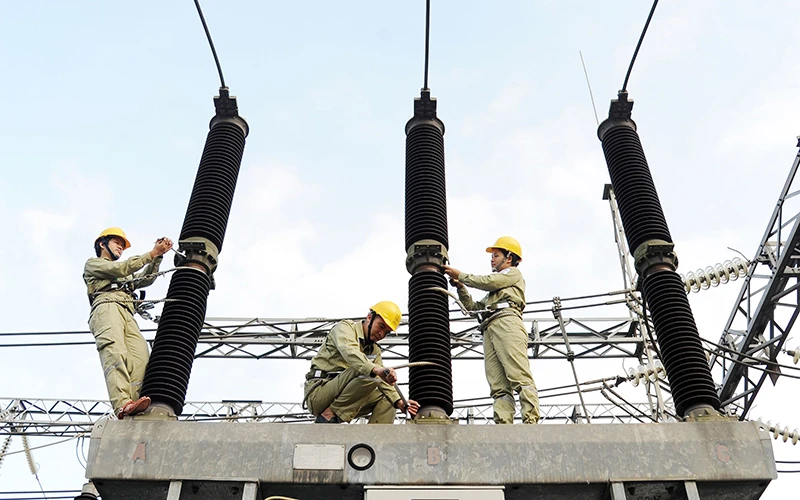 Kỹ sư Công ty Truyền tải điện Tây Bắc (Tổng công ty Truyền tải điện quốc gia) kiểm tra, sửa chữa thiết bị tại Trạm biến áp 220 kV Việt Trì (Phú Thọ). Ảnh: ĐỨC ANH