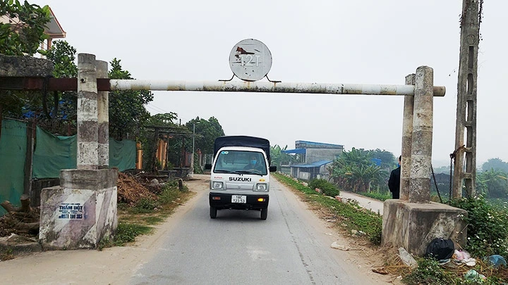 Nhiều gia đình tại xã Tân Thành, huyện Vụ Bản phải mua xe tải nhỏ để tiện lưu thông qua các ba-ri-e.