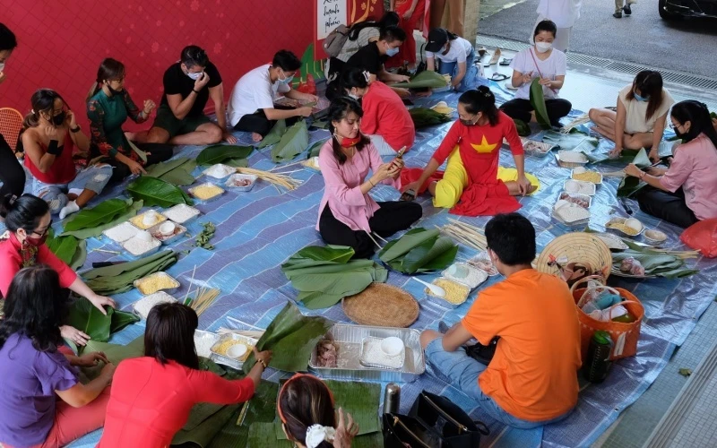 Cuộc thi gói bánh chưng thu hút sự tham gia nhiệt tình của cả người Việt và một số bạn bè người nước ngoài tại Singapore. (Ảnh: TTXVN)