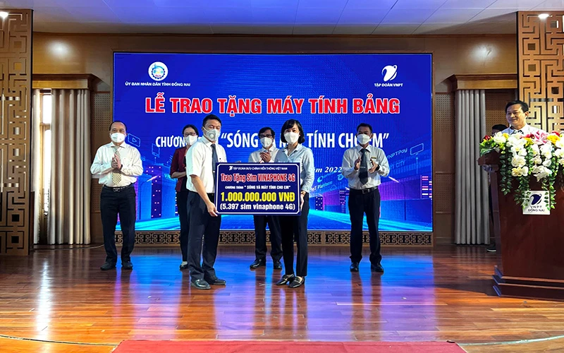 Giám đốc Sở Giáo dục và Đào tạo tỉnh Đồng Nai Trương Thị Kim Huệ (bên phải) tiếp nhận thiết bị từ đại diện VNPT.