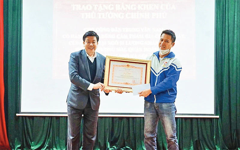 Anh Trung Văn Nam đón nhận Bằng khen của Thủ tướng Chính phủ do lãnh đạo thành phố Hà Nội trao tặng. 